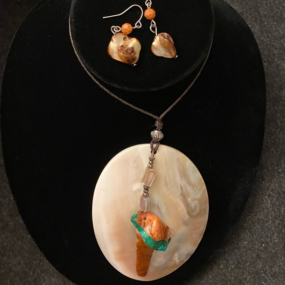 Mother of Pearl natural sea shell necklace and matching earrings set - Picture 1 of 13